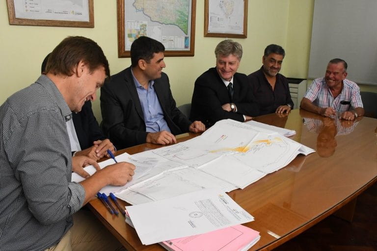 Firmaron el contrato para realizar importante obra de agua y saneamiento en La Adela