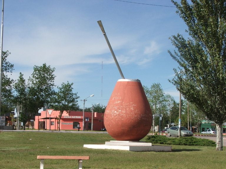 El tradicional monumento al mate de Santa Rosa es considerado como uno de los más curiosos del país