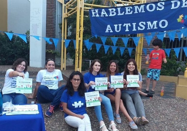 “Más luces, menos ruido”: Padres TEA La Pampa estuvieron concientizando en la Plaza Seca