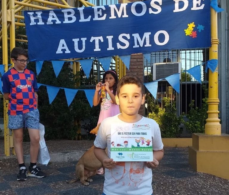 “Más luces, menos ruido”: Padres TEA La Pampa continúa concientizando en la Plaza Seca