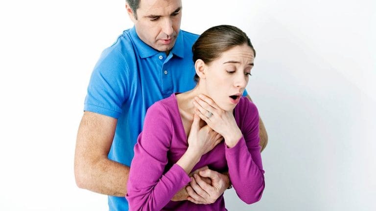 Mirá cómo hacer la maniobra de Heimlich y salvarle la vida a una persona atragantada