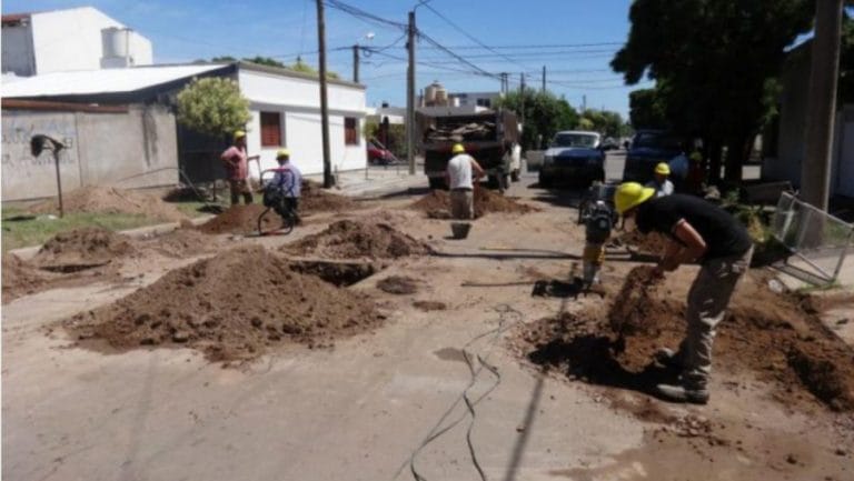 Continúan los recambios de conexiones domiciliarias en Santa Rosa