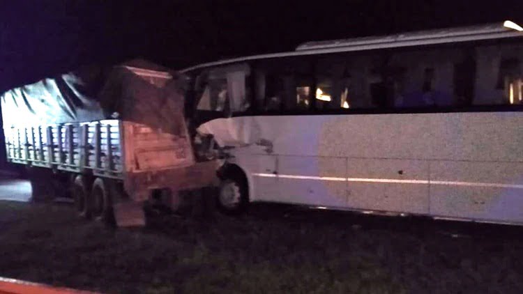 Un micro que trasladaba a jugadores de fútbol de Barracas chocó contra un camión: hay un muerto