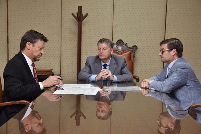 El Gobierno provincial firmó un convenio con la Universidad de La Pampa para promover el acceso a la Educación Superior en localidades que no tienen sede