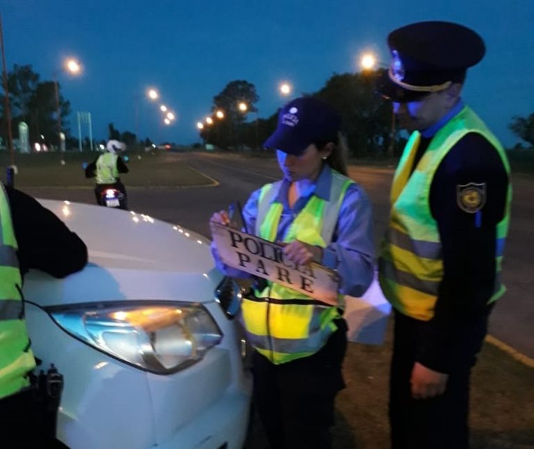 Quisieron realizarle un control de alcoholemia, pero los esquivó, le pisó el pie con la rueda al subdirector de Tránsito y se dio a la fuga