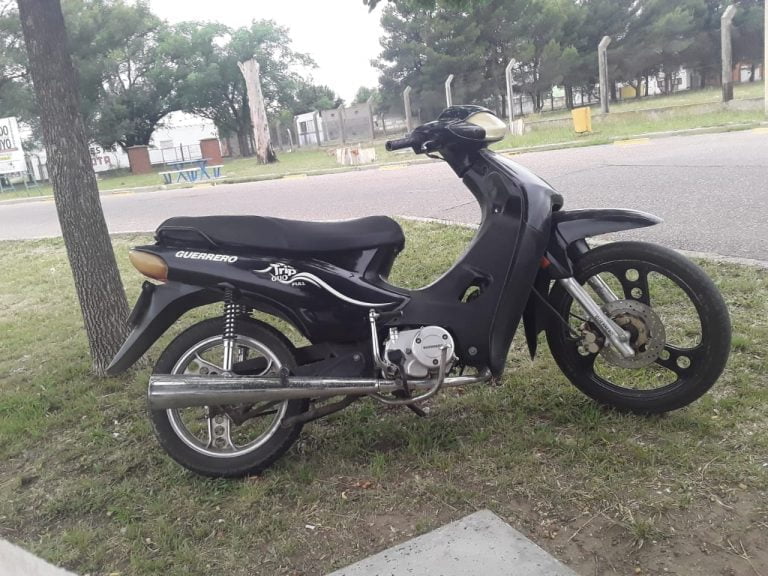 Le robaron la moto de la vereda y pide ayuda para recuperarla
