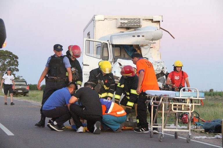 Parte médico de los camioneros accidentados cerca de General Pico: Un joven se encuentra grave y el otro hombre no tiene lesiones de consideración