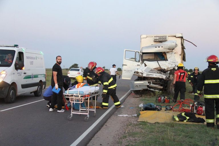 Grave choque frontal entre dos camiones en la Ruta 1 a seis kilómetros de General Pico