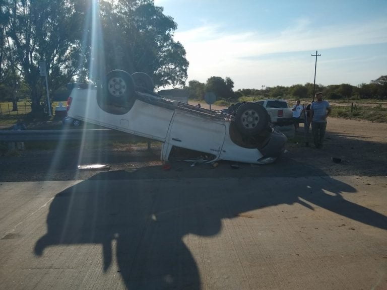 Realicó: Camioneta chocó contra un acoplado y terminó volcando