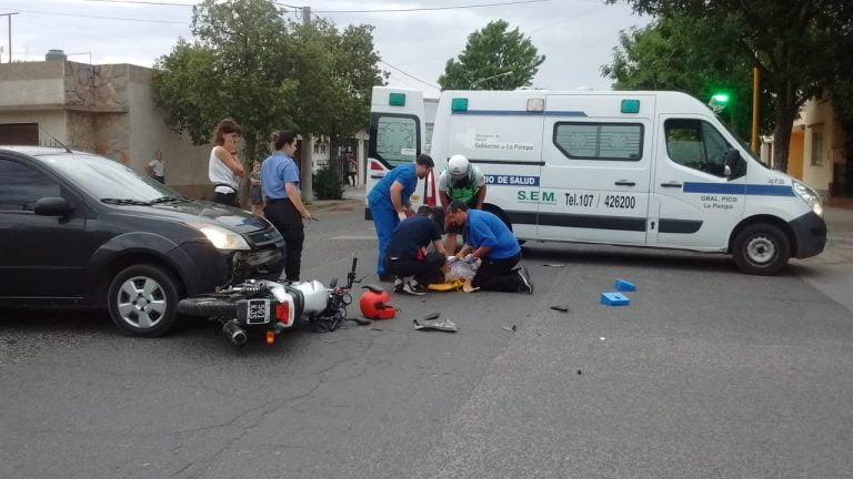 Una moto quedó prácticamente debajo de un auto y su conductora fue trasladada al hospital