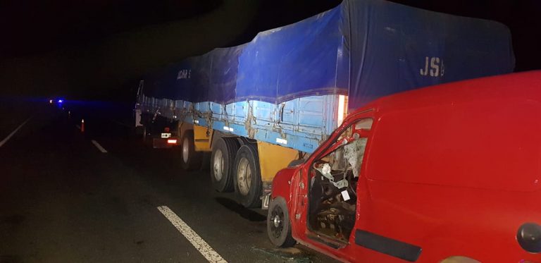 Por su grave estado, trasladan en avión a la mujer que conducía una Kangoo que chocó contra un camión en la Ruta 188