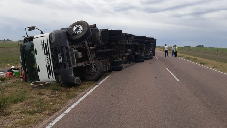 Volcó un camión cargado con gaseosas entre Quemú Quemú y Miguel Cané