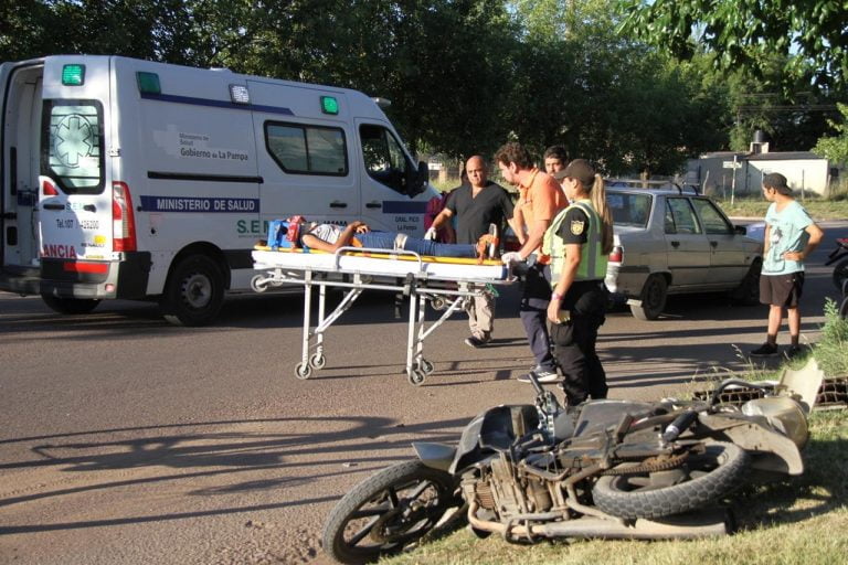 Choque entre un auto y una moto: Una mujer fue hospitalizada