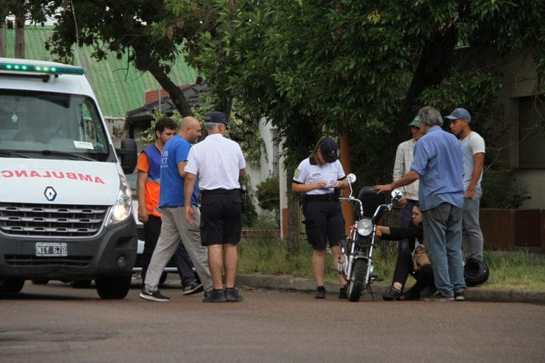 Una joven se cayó de su moto y fue trasladada por precaución al hospital