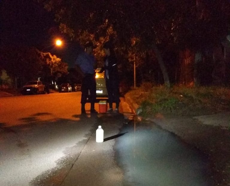Bomberos, Policía y Defensa Civil trabajan ante la aparición de un probable “líquido peligroso” en calle 21 entre 32 y 40
