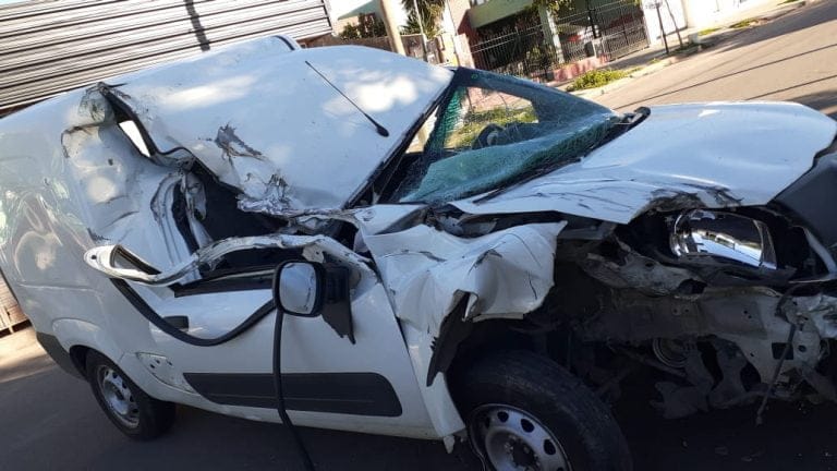 Joven perdió el control de un utilitario y se estrelló contra un camión estacionado