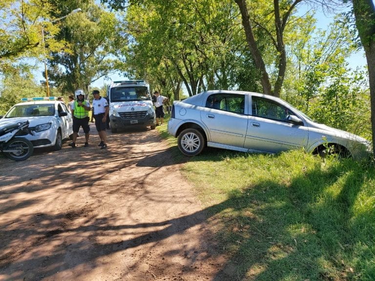 Un auto se despistó en el camino de la zona del embarcadero de la laguna