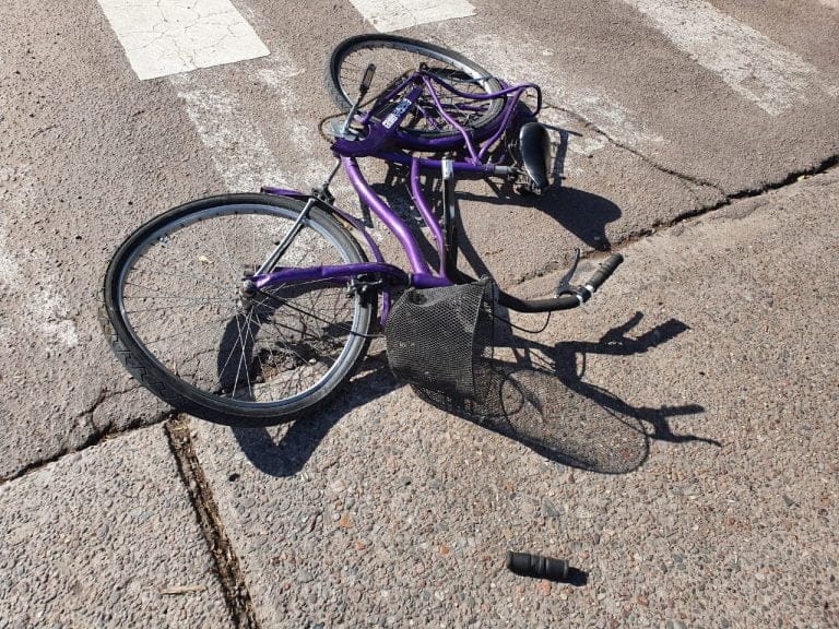 Un hombre transitaba en bicicleta y colisionó contra la parte trasera de una camioneta