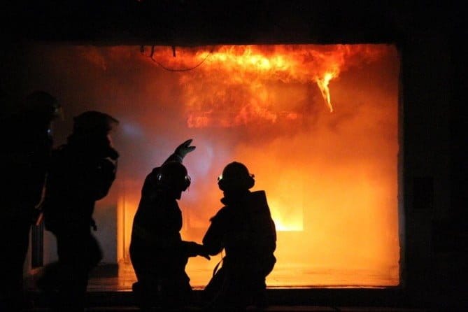 Una vivienda se prendió fuego y quedó perimetrada por peligro de derrumbe
