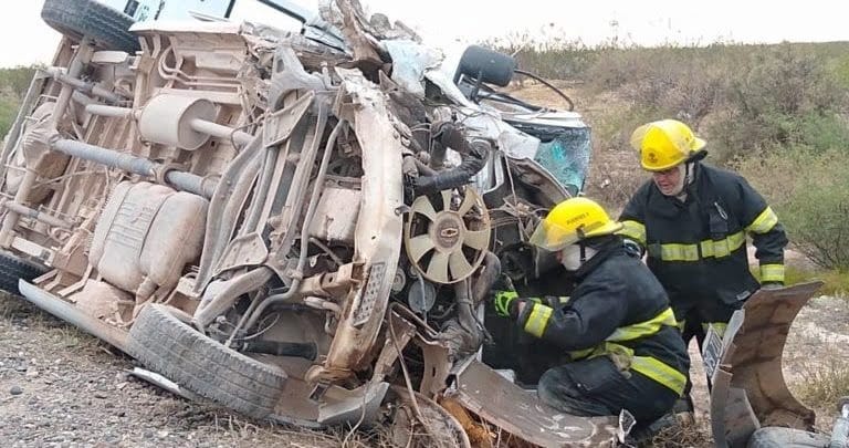 Choque frontal y vuelco en cercanías de Catriel. Hay un pampeano involucrado
