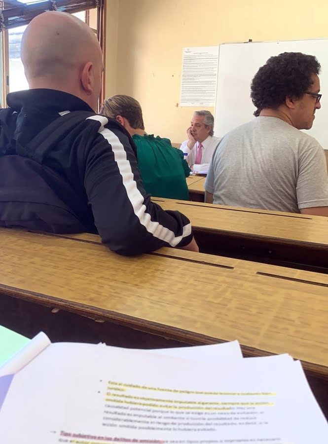 El presidente Alberto Fernández fue a la Facultad de Derecho a tomar examen