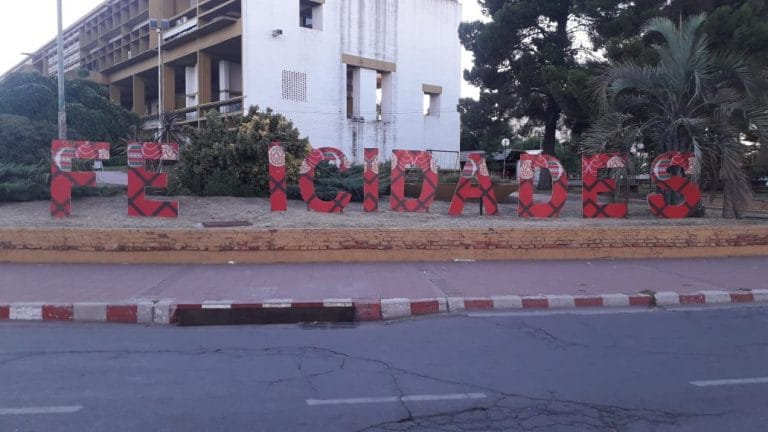 Dos mujeres alcoholizadas quisieron robarse una letra del cartel de «Felicidades» de Casa de Gobierno