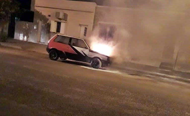 Un auto se prendió fuego mientras transitaba en pleno barrio Este