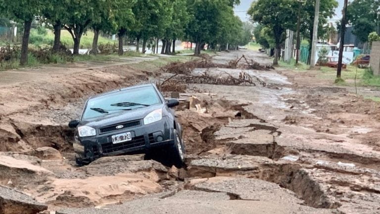 Córdoba: Se abrió un cráter en el asfalto mientras circulaba una familia en auto