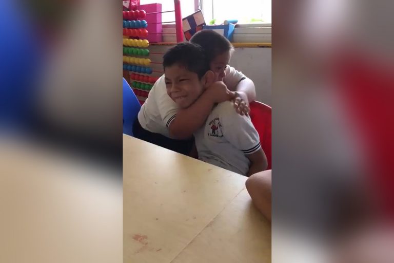 VIDEO: Mirá el tierno gesto de un niño con síndrome de Down que consuela a su compañero autista