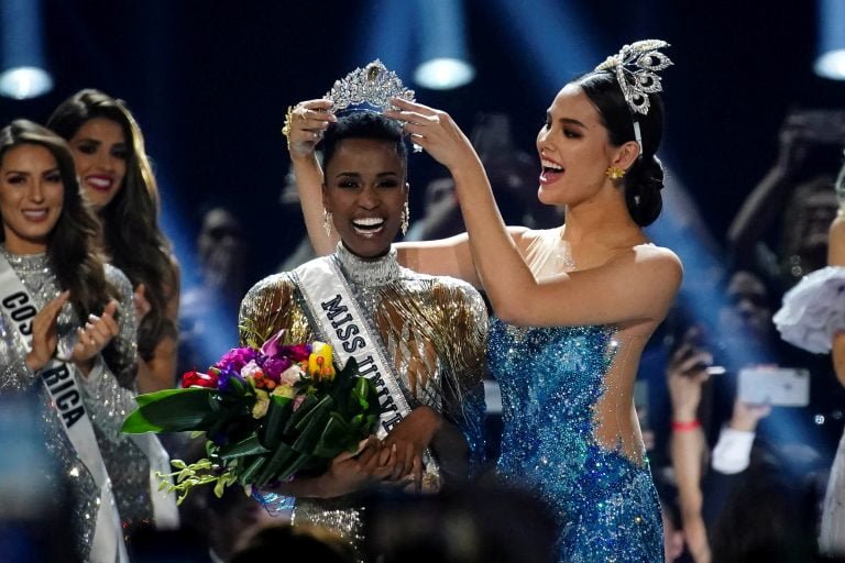 Zozibini Tunzi, de Sudáfrica, se convirtió en la nueva Miss Universo