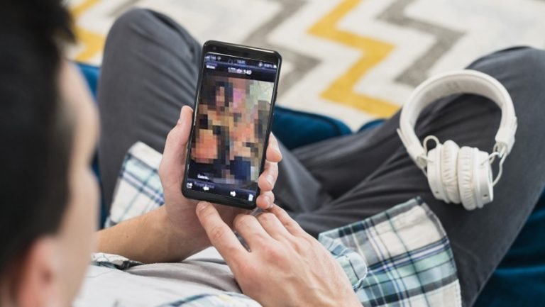 Un técnico que arregla celulares fue condenado a tres años de prisión por tenencia de pornografía infantil