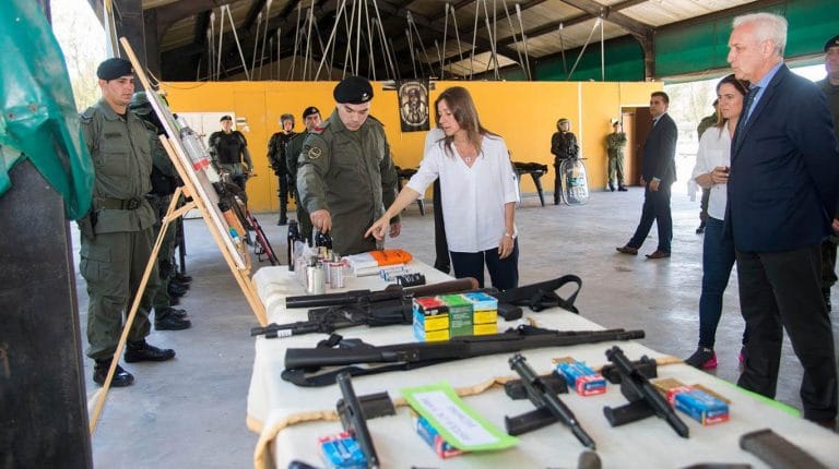 Derogaron el protocolo de uso de armas de fuego, de las Taser y el control de DNI en trenes