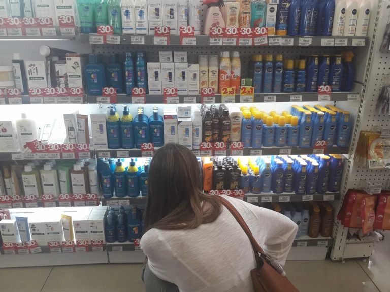 Salud pública: advierten que protectores solares y repelentes deberían tener cobertura médica para prevenir el cáncer de piel y el dengue