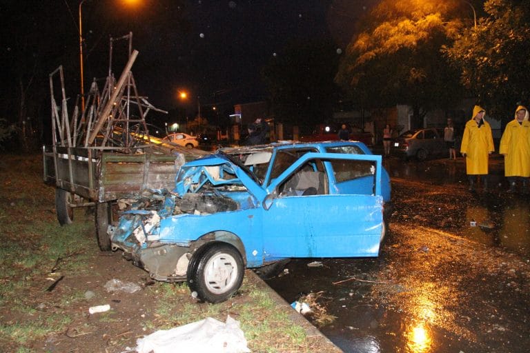 Destrozó el vehículo al chocar con un acoplado cargado con herramientas de albañilería