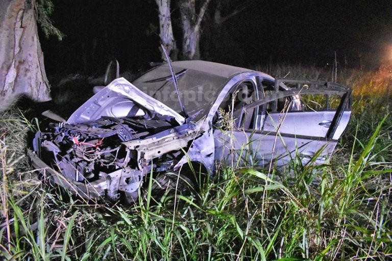 Grave accidente entre General Pico y Dorila: Volcó un auto y un joven quedó atrapado y otro salió despedido