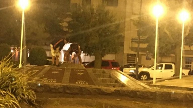 Cuidacoches hicieron un asado sobre la llama en el Monumento a los Caídos de Malvinas en Mar del Plata y generaron indignación