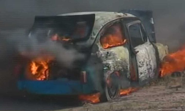 Día de furia: se enojó porque el Fiat 600 no le arrancaba y lo prendió fuego en Bahía Blanca [VIDEO]