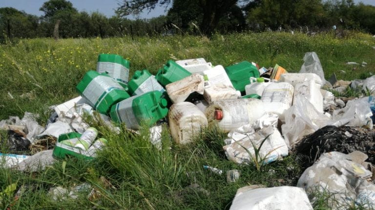 El intendente de Metileo encontró más de 40 bidones de agroquímicos vacíos en un basural a cielo abierto de la localidad