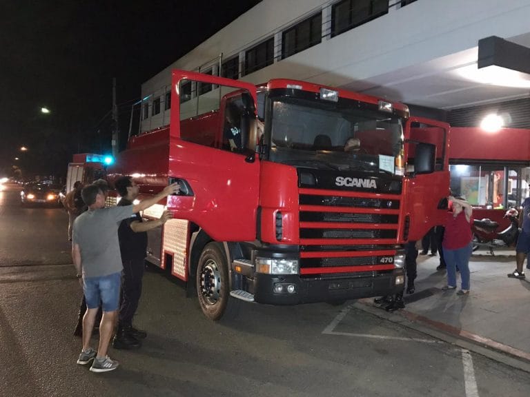 Llegó la nueva autobomba cisterna al cuartel de bomberos de General Pico