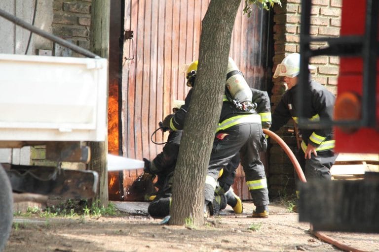 Fuego en el interior de un galpón: Bomberos trabajó y controló la situación