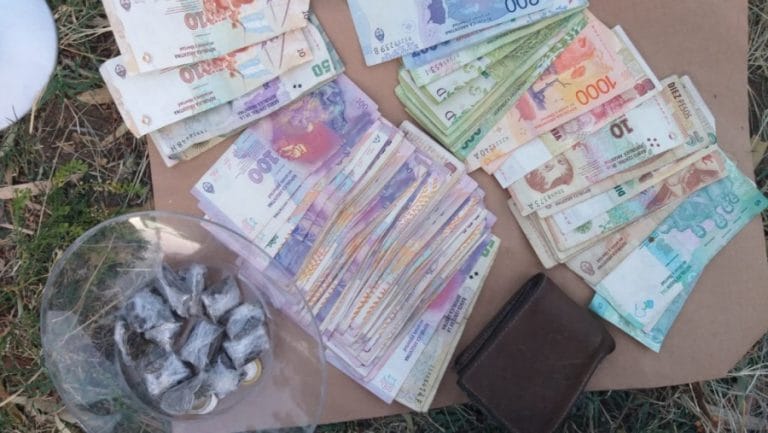 Lo paro la policía y cuando fue a sacar los documentos se le cayó 1 de los 13 envoltorios de marihuana que tenia