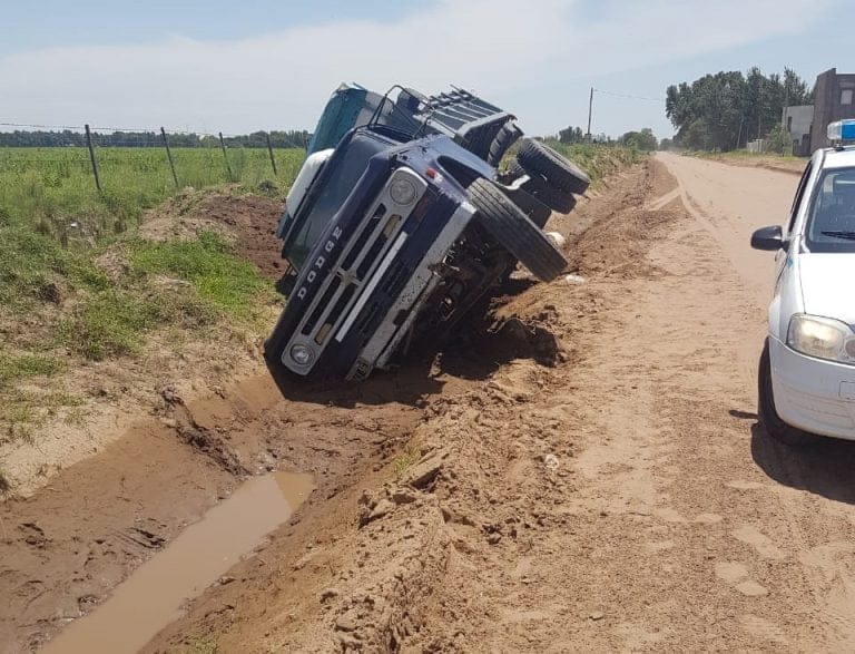 Perdió el control del camión y terminó volcado sobre uno de sus laterales