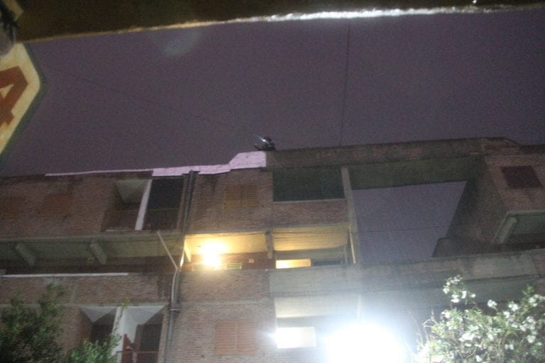 Pudo ser una tragedia: El viento tiró una pared de contención de la terraza de un edificio en Barrio Malvinas