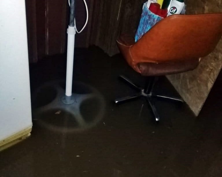 Imágenes de la tormenta: Vecinos piden que no circulen autos porque les entra agua en las casas