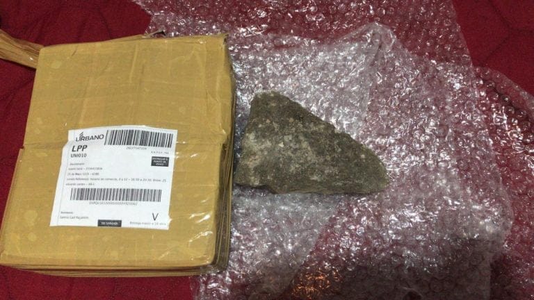 Una vecina de Castex compró un iPhone por mercadolibre y terminó recibiendo una piedra