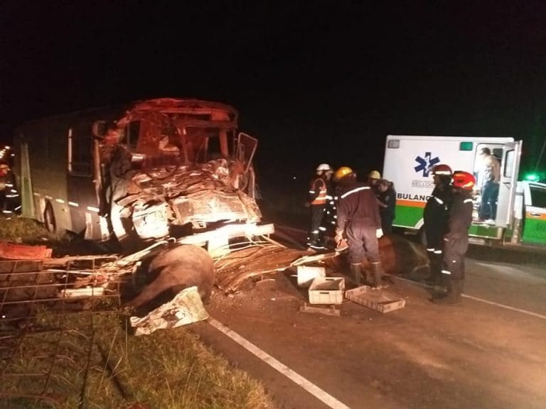 Un pampeano quedó atrapado y otro con lesiones en un terrible accidente entre un camión y un colectivo en Buenos Aires