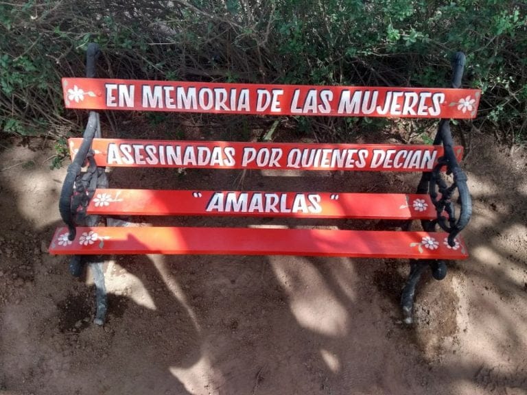 Instalaron «Bancos Rojos» en las plazas de Trenel, una iniciativa presentada al cumplirse 3 años del asesinato de Sonia Alvarado