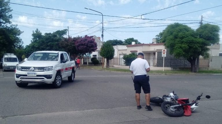 Choque entre camioneta y moto en la esquina de calle 1 y 4: Un joven fue hospitalizado