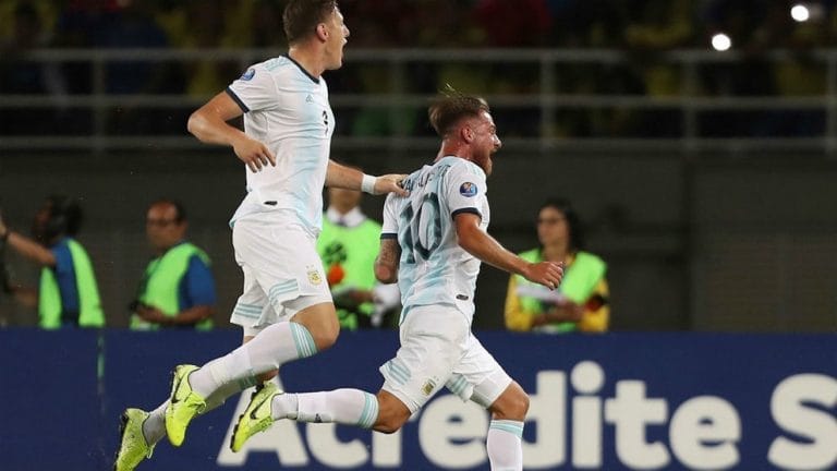 Gol de tiro libre y asistencia de taco de Mac Allister para el triunfazo de Argentina