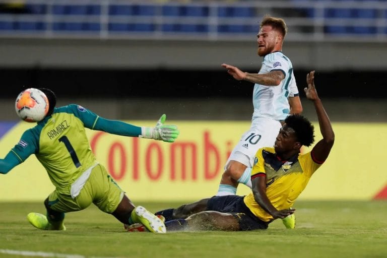 Con gol del pampeano Mac Allister, Argentina venció a Ecuador y quedó cerca de clasificarse